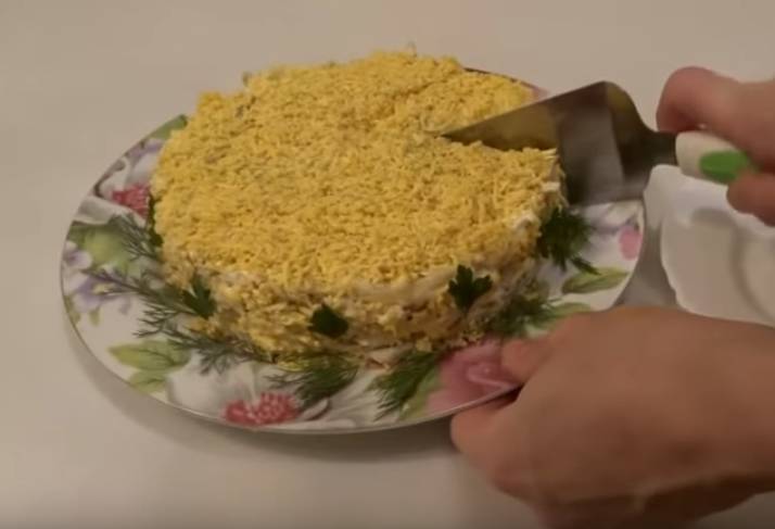 Ананасовый салат с крабовыми палочками слоями