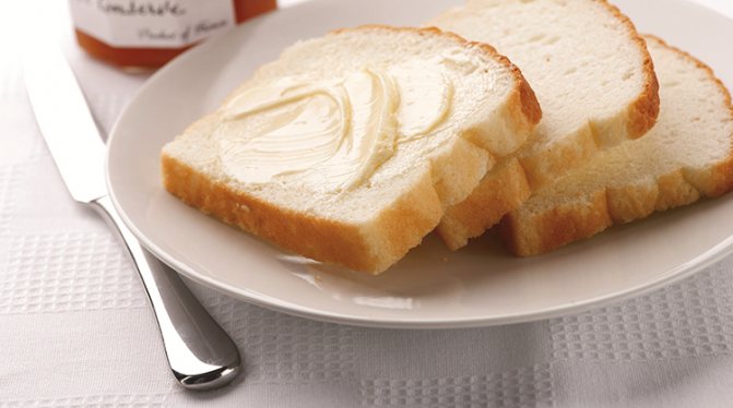 Белый хлеб с маслом