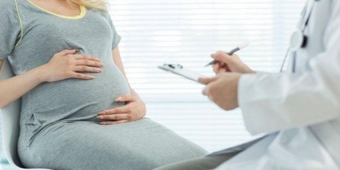 Беременная женщина на консультации у врача