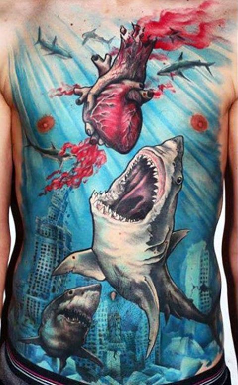 Большая татуировка с акулами у мужчины