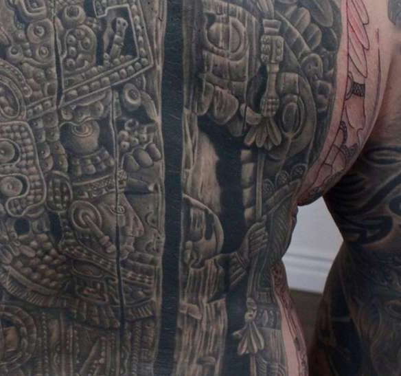 Часть спины с татуировкой майя