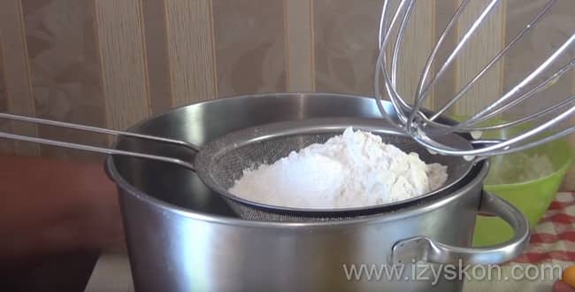 Что бы приготовить заливной пирог с ломтиками яблок на молоке - замешайте тесто