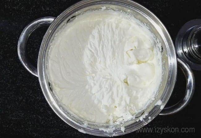 Чтобы приготовить сметанно-творожный крем для торта, сначала тщательно взбиваем миксером творог.