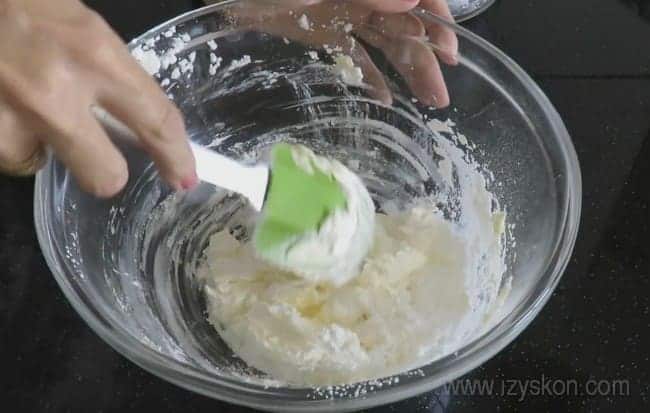 Чтобы сахарная пудра не разлеталась по всей кухне во время приготовления масляного крема для бисквитного торта, перед взбиванием перемешайте массу лопаткой.