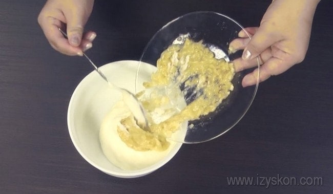 Чтобы сделать банановый крем для бисквитного торта, просто соединяем взбитые сливки с банановым пюре.