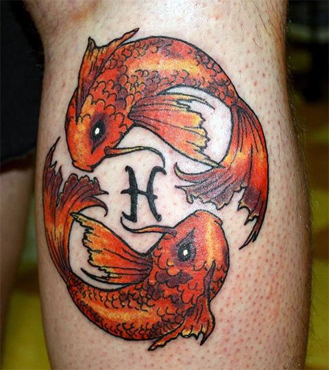 Цветная татуировка - знак зодиака рыбы на ноге