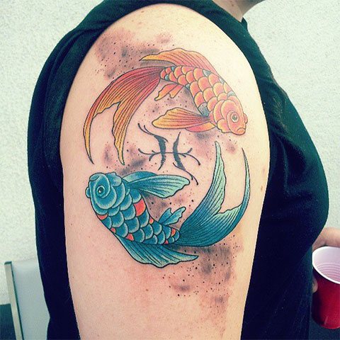 Цветная татуировка - знак зодиака рыбы