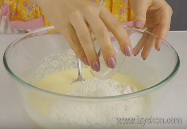 Далее в тесто для пирога с творогом по простому рецепту добавляем муку.