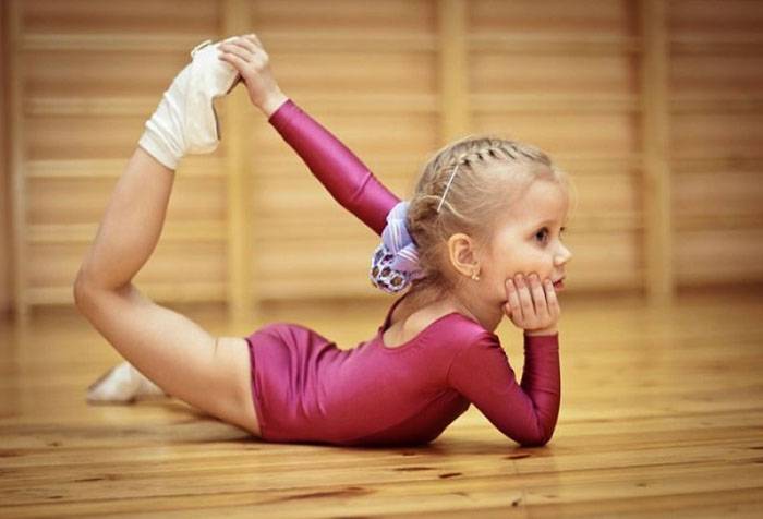 Девочка занимается гимнастикой