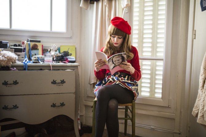 Девушка читает журнал