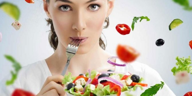 Девушка держит тарелку с салатом