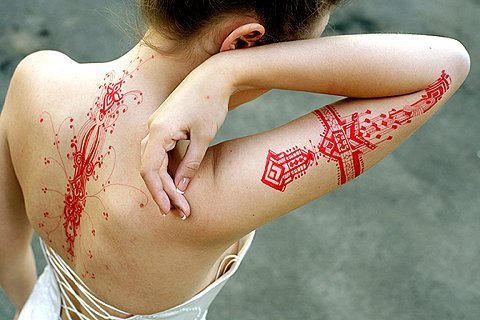 девушка с кровавыми рубцами на спине и руке