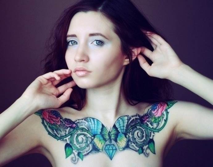 девушка с татуировкой на груди