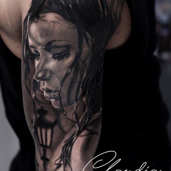 Девушка в стиле реализм в виде татуировки