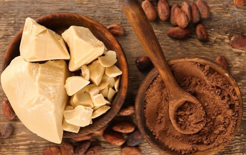Для окрашивания локонов необходимо смешать масло с какао-порошком.