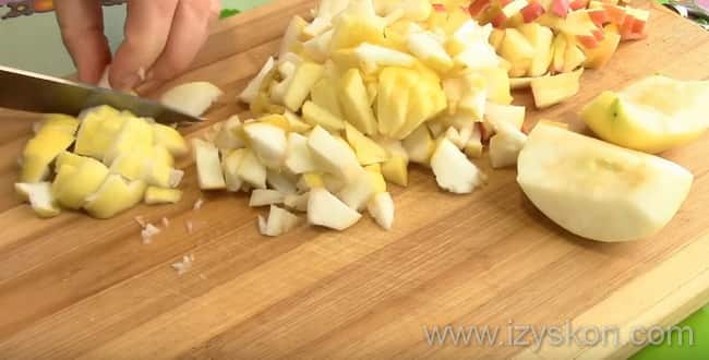 Для приготовления наливного пирога со свежими яблоками на кефире - вымойте и нарежьте яблоки кусочками