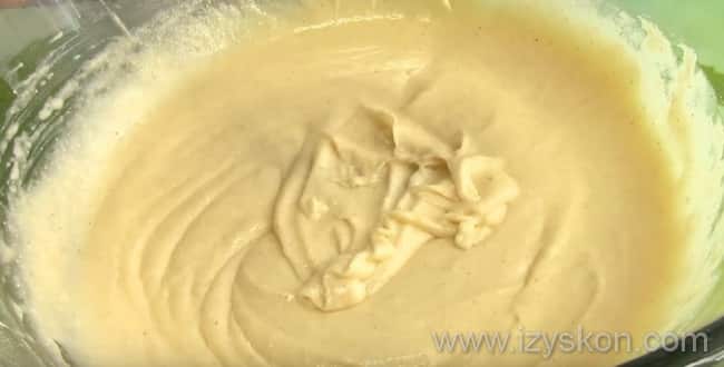 Для приготовления наливного пирога со свежими яблоками на кефире - замесите тесто