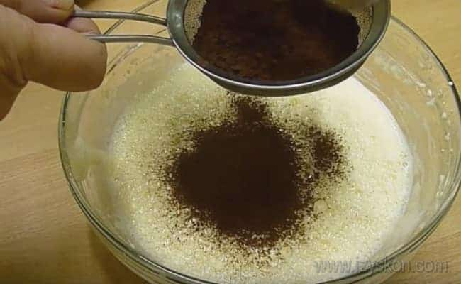 Для приготовления шоколадного крема для бисквитного торта какао обязательно просеиваем.