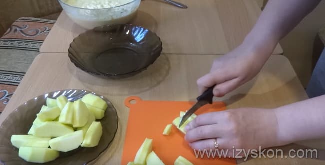 Для приготовления заливного пирога с кусочками яблок со сметаной - нарежьте мытые яблоки на кубики