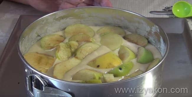 Для приготовления заливного пирога с ломтиками яблок на молоке - выложите яблоки и отправьте пирог в духовку