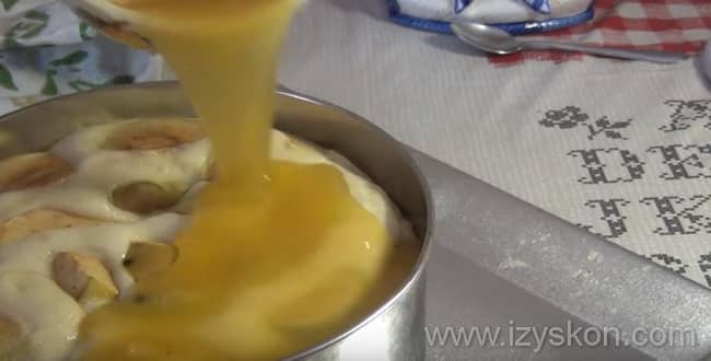 Для приготовления заливного пирога с ломтиками яблок на молоке - залейте пирог заливкой