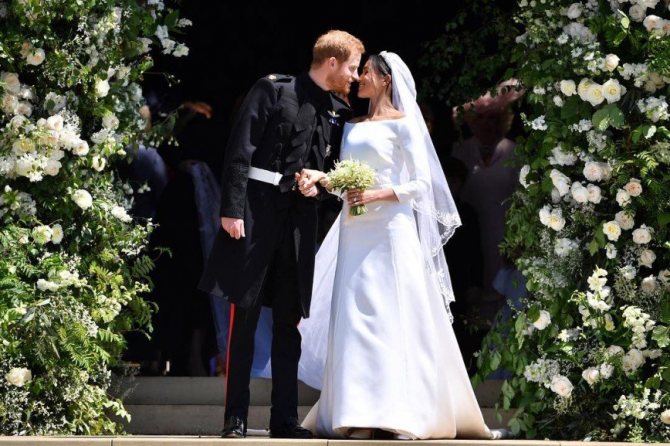 «До Кейт ей далеко»: свадебный наряд Меган Маркл за $135 тысяч назвали скучным