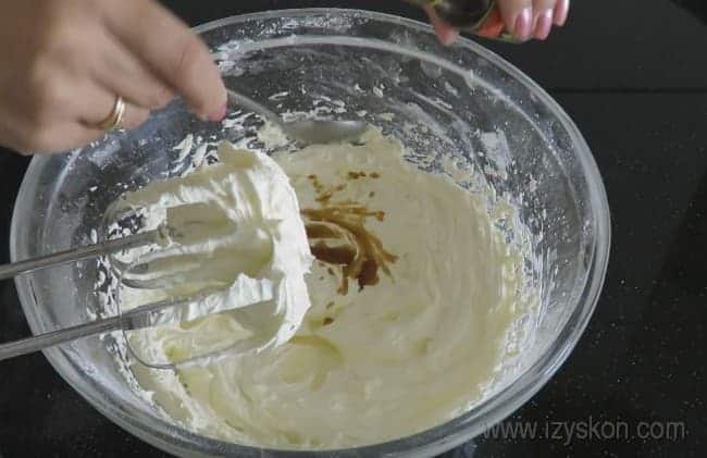 Добавим ваниль - и у нас получится самый вкусный масляный крем для бисквитного торта.