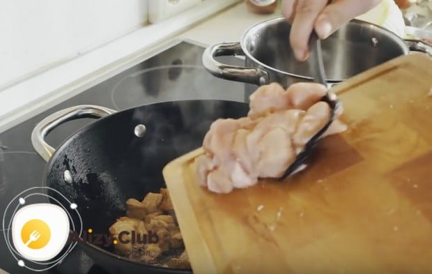 Добавляем к свинине также нарезанное кусочками куриное филе.