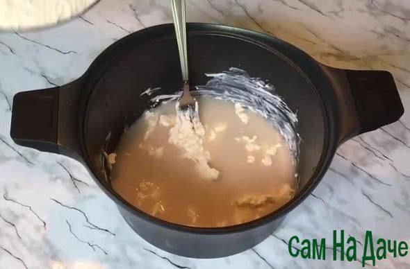 добавьте в кастрюлю мягкий сливочный маргарин