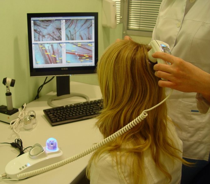 Доктор проводит спектральный анализ волос для определения дисбалансов в организме