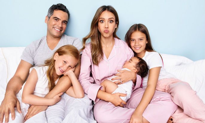 Джессика Альба с мужем и детьми
