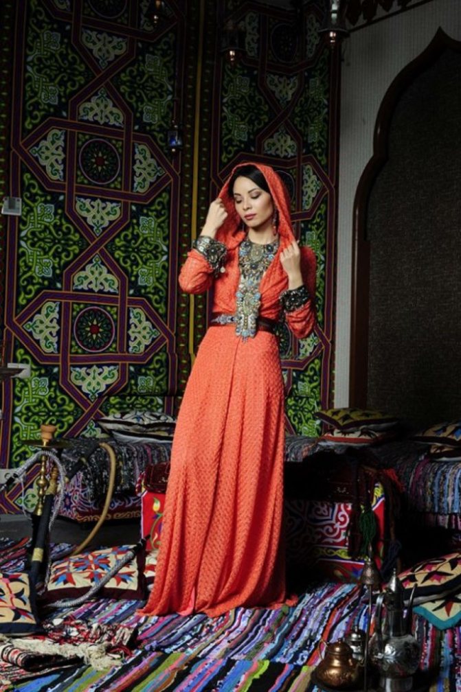 элемент арабской одежды джелоба