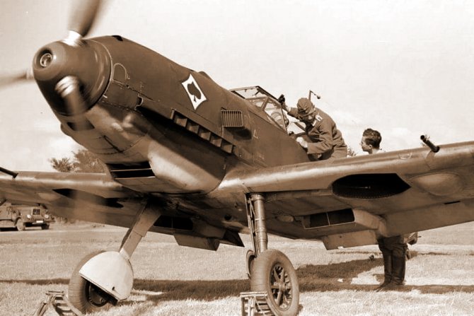 ​Эмблема в виде пикового туза в ромбе появилась на «Хейнкелях» He 51 эскадрильи 4.J/88 «Легиона Кондор» в ходе войны в Испании. Позднее от неё произошла эмблема истребительной эскадры JG 53 «Туз Пик» (Pik As). На фото «Мессершмитт» Bf 109E-4 именно этого соединения - Весёлые картинки Warspot: тузы для асов | Warspot.ru