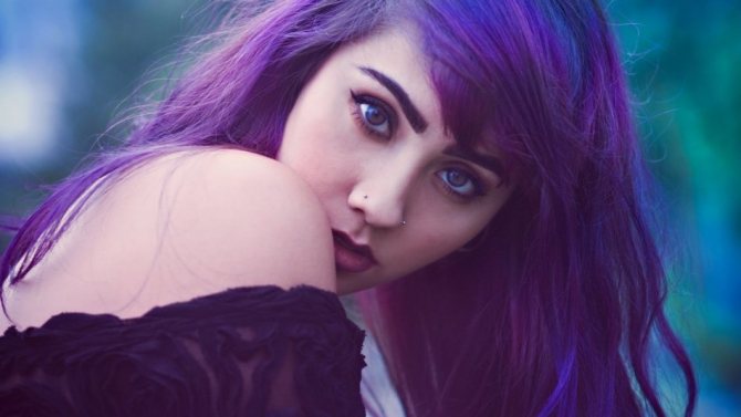 Фиолетовый тон на темных волосах