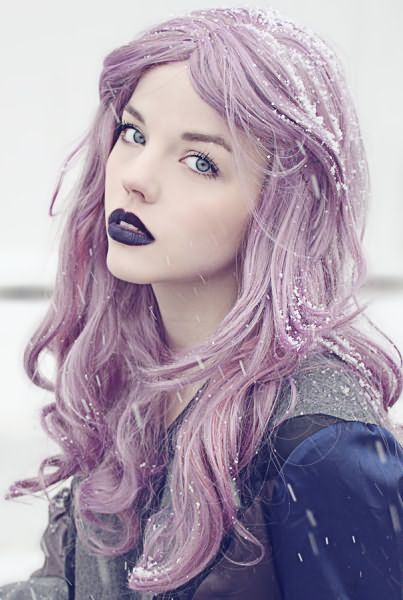 Фиолетовый тоник для волос придаст блондинке светлый, лавандовый тон.