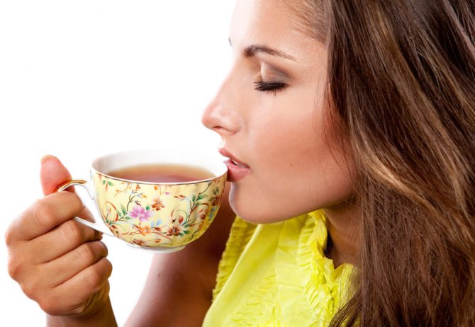 Фото: Девушка пьет чай