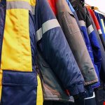 Фото разноцветных рабочих курток, развешанных на вешалках