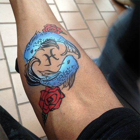 Фото татуировки знак зодиака рыбы у мужчины на руке
