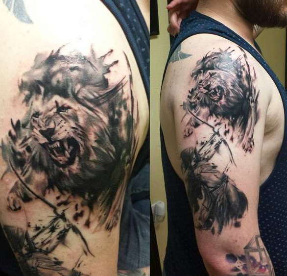 Художественная татуировка льва на плече