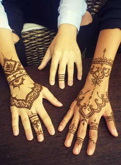 Индийские татуировки на руках хной