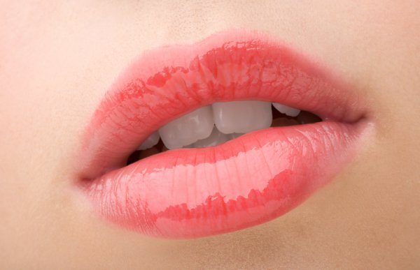 Использование блеска позволит визуально увеличить губы