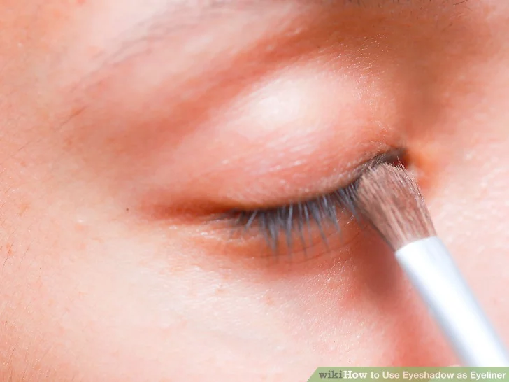 Изображение под названием Use Eyeshadow as Eyeliner Шаг 6