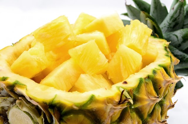 Как чистить ананас от кожуры и сердцевины: 5 способов