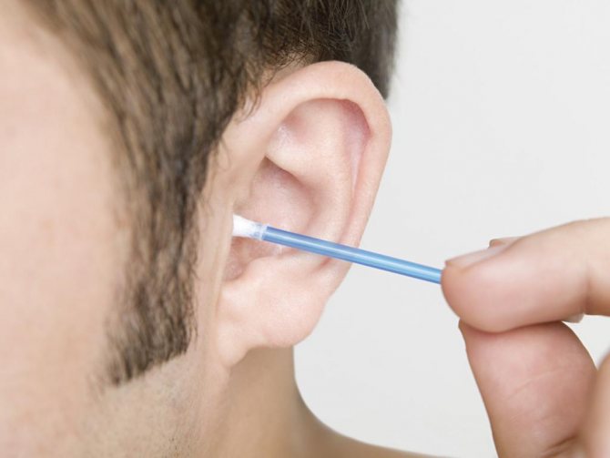 как чистить уши от перхоти