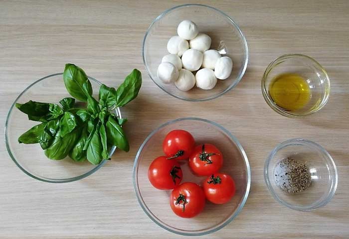 Как называется блюдо из моцареллы с помидорами и базиликом и как его вкусно приготовить?