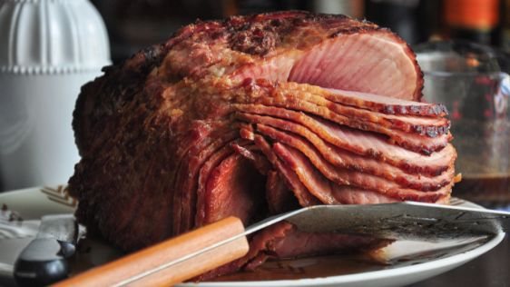 Как вкусно приготовить свиной окорок: рецепты
