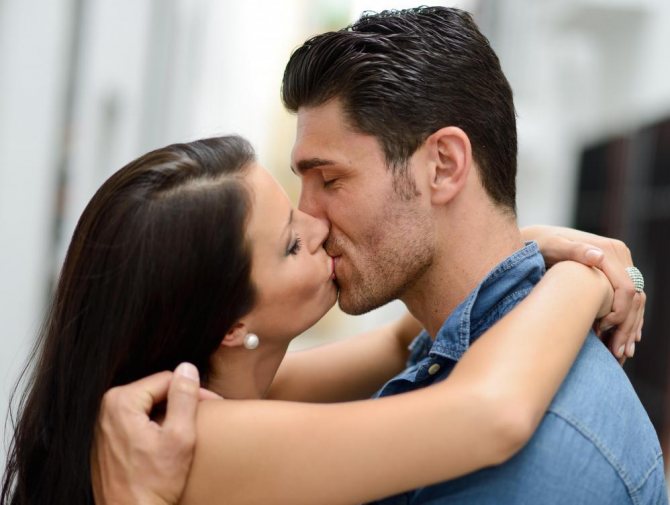 Как возбудить парня при поцелуе: способы и техники