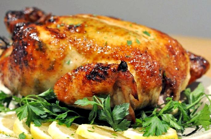 Как запечь курицу в духовке целиком в рукаве быстрее, если натереть ее