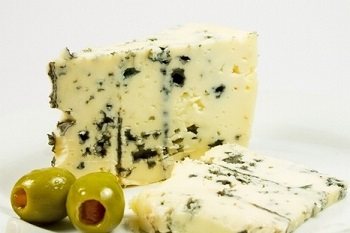 Какими полезными свойствами обладает элитный сыр с голубой плесенью