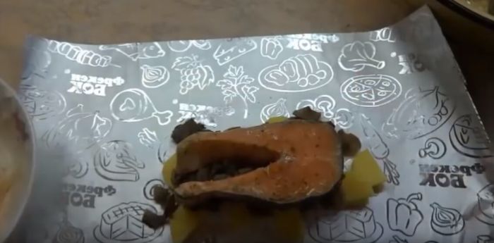 Картофель, грибы и рыбный стейк